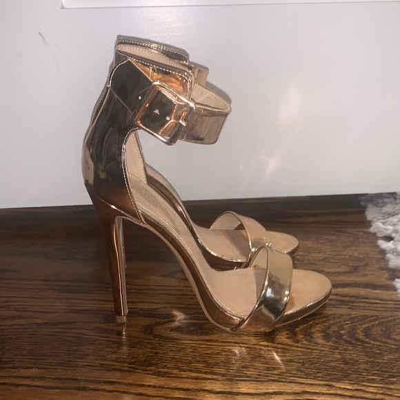 Gold heels - Picture 2 of 3